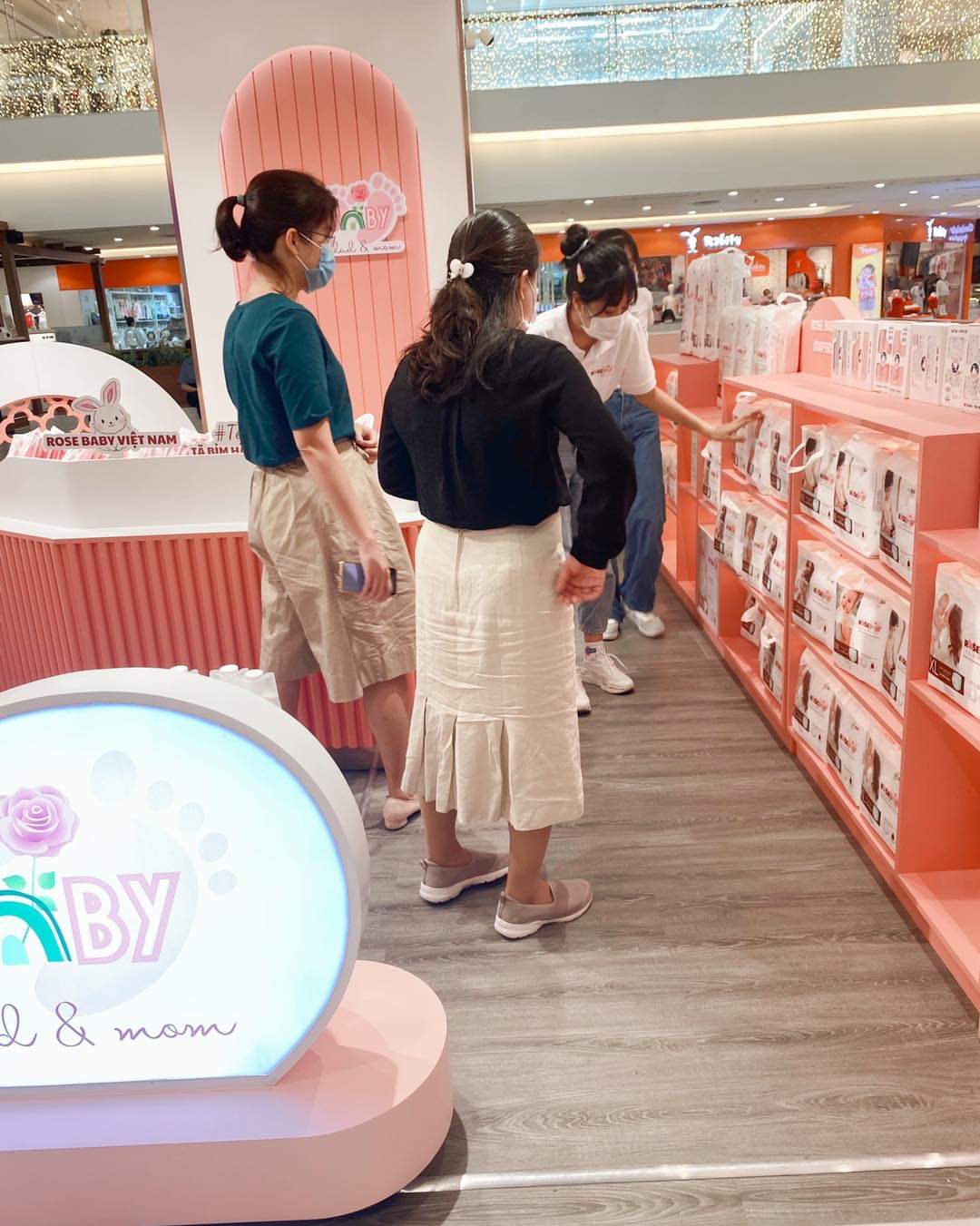 thiết kế shop bán đồ em bé tại Vincom Thảo Điền